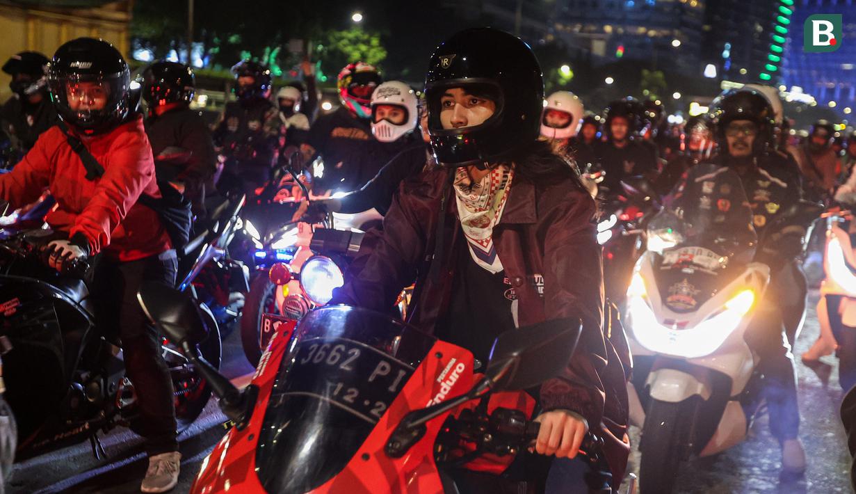 Selebritas Indonesia, Sintya Marisca menunggangi motor saat mengikuti city riding bareng Pertamina Enduro di Jalan Gatot Subroto, Jakarta, Minggu (26/11/2023). (Bola.com/Bagaskara Lazuardi)