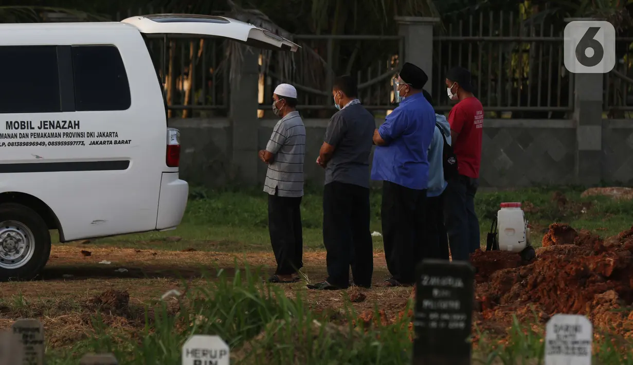 Kerabat melakukan salat jenazah sesaat jelang pemakaman dengan protokol COVID-19 di TPU Tegal Alur, Jakarta, Selasa (29/9/2020). Dari Maret hingga 25 September 2020, tercatat 2.145 jenazah dimakamkan dengan protokol COVID-19 di di TPU Tegal Alur. (Liputan6.comHelmi Fithriansyah)