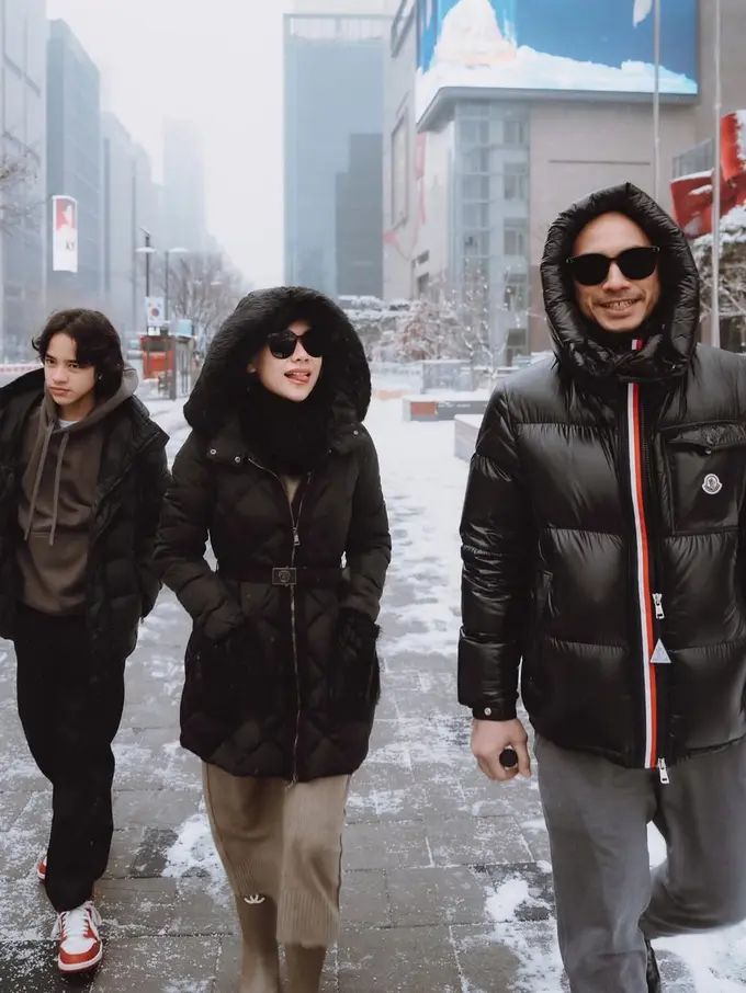 Gaya Liburan Bunga Citra Lestari Tampil Fashionable Bersama Anak dan Suami, Tiko Aryawardhana Sempat Dikira Ashraf Sinclair