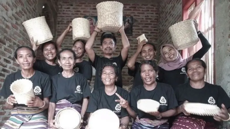 Para ibu-ibu penganyam di rumah Du'Anyam Wulublolong, Solor Timur (foto: Du'Anyam)