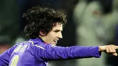 Selebrasi gol striker Fiorentina asal Montenegro, Stevan Jovetic ke gawang Bayern Muenchen di leg kedua babak 16 besar Liga Champions yang berlangsung di Artemio Franchi Stadium, 9 Maret 2010. AFP PHOTO / FILIPPO MONTEFORTE 