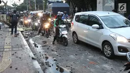 Kendaraan melintasi jalan di sekitar Stasiun Palmerah, Jakarta Barat, Senin (30/9/2019). Jalur di kawasan itu telah dibuka, namun kendaraan harus berhati-hati karena banyaknya batu sisa bentrokan massa di belakang gedung DPR yang berakhir ricuh. (Liputan6.com/Angga Yuniar)
