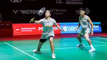 Pasangan ganda campuran Indonesia, Jafar Hidayatullah/Felisha Pasaribu berusaha mengembalikan kok ke arah wakil Korea Selatan, Kim Jae Hyeon/Jang Ha Jeong dalam babak 32 besar Indonesia Open 2026 di Istora Senayan, Jakarta, Rabu (03/06/2026). (Bola.com/Bagaskara Lazuardi)