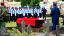 Sejumlah prajurit TNI AU mengikutu upacara pemakaman jenazah Pilot Mayor Pnb Ifi Safatilah di Taman Makam pahlawan Kusuma Negara, Yogyakarta, (11/2). Pesawat Super Tucano merupakan pesawat latih milik TNI AU. (Boy Harjanto)