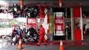 Aktivitas pengisian BBM di SPBU Cikini, Jakarta, Rabu (30/9/2015). Menteri ESDM, Sudirman Said menegaskan, awal Oktober tidak ada penurunan atau kenaikan harga bahan bakar minyak (BBM) baik itu bensin premium maupun solar. (Liputan6.com/Angga Yuniar)