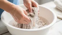 6 Cara Mencuci Pakaian dengan Tangan Tanpa Merusak Kain, Praktis dan Aman
