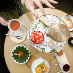 The St. Regis Jakarta berkolaborasi dengan seniman ternama Indonesia, Eddy Susanto, hadirkan " Kanvas Rasa: Indonesia in Ink & Sugar ", sebuah pengalaman afternoon tea edisi terbatas. / Foto dok: The St. Regis Jakarta.
