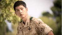 Sama seperti perannya Yoo Si Jin dalam Descendants of the Sun, Song Joong Ki menyebutkan dirinya jatuh cinta dengan girlband.