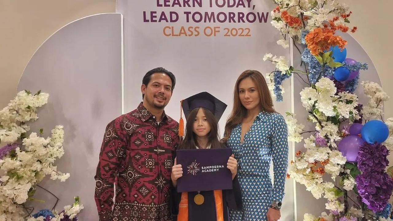 6 Potret Wulan Guritno dan Adilla Dimitri Hadiri Wisuda Anak, Tampak Kompak