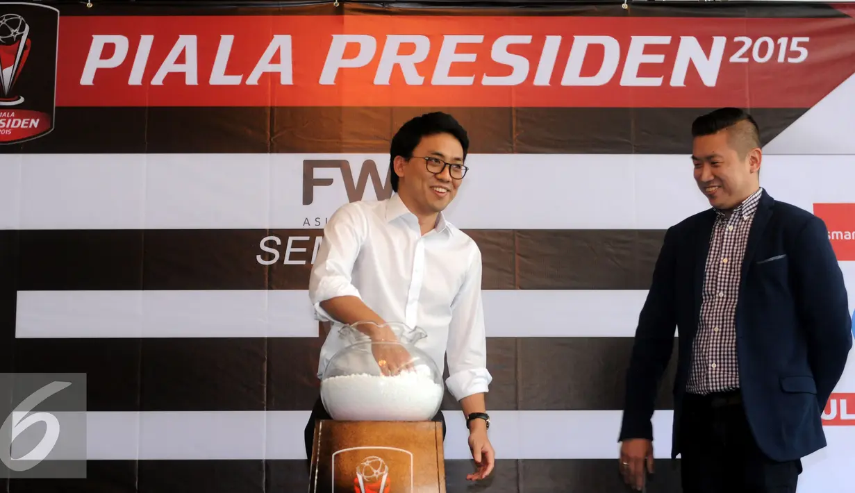 Dirut EMTEK Grup, R Alvin Widiarta Sariaatmadja (kiri) melakukan pengundian Babak Delapan Besar Piala Presiden 2015 di Jakarta (29/9/2015). Laga Delapan Besar Piala Presiden 2015 akan berlangsung pada 3 Oktober mendatang. (Liputan6.com/Helmi Fithriansyah)