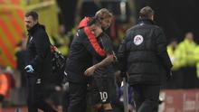Pemain Liverpool, Philippe Coutinho menerima pelukan dari Pelatih Liverpool,Jurgen Klopp setelalah mengalami cedera pada Leg pertama semi-final Piala Liga Inggris di Stadion Britannia, Inggris, Rabu (06/01/2016) dini hari WIB. (AFP Photo/Oli Scarff)
