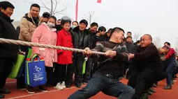 Para petani berpartisipasi dalam perlombaan tarik tambang di Yaogou di Sihong, Suqian, Provinsi Jiangsu, China, 27 Desember 2020. Rangkaian perlombaan seru diadakan setiap tahun sejak 2018 di Yaogou menjelang Tahun Baru. (Xinhua/Xu Changliang)