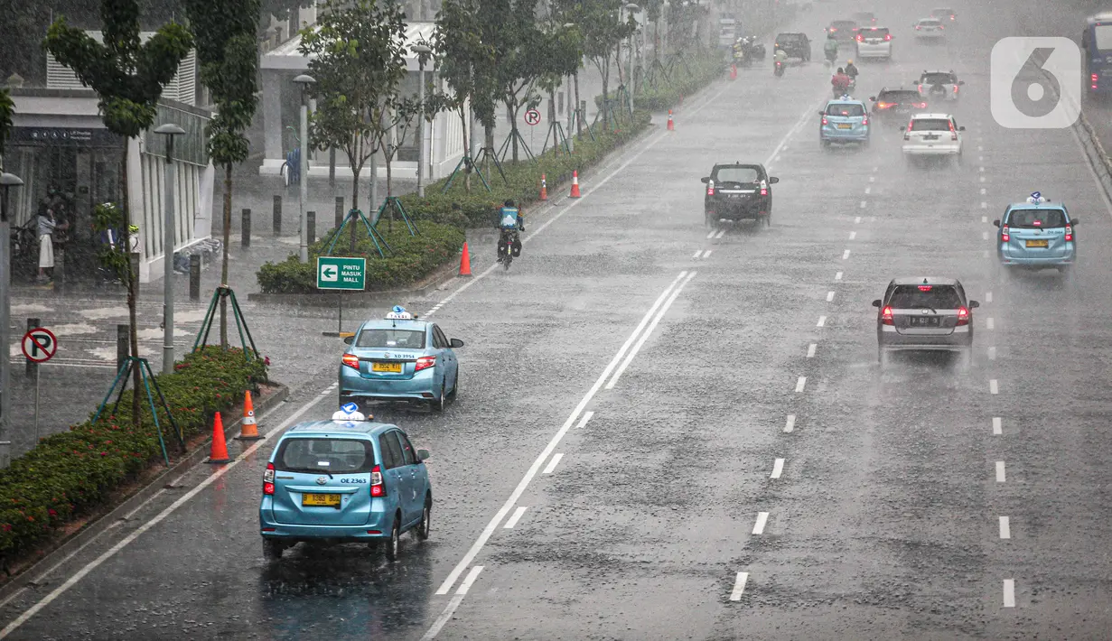 Kendaraan melintas saat turun hujan di Jalan Jenderal Sudirman, Jakarta, Minggu (18/10/2020). Badan Meteorologi, Klimatologi, dan Geofisika (BMKG) menyatakan musim hujan berlangsung mulai Oktober dan diprediksi mencapai puncaknya pada Januari hingga Februari 2021. (Liputan6.com/Faizal Fanani)