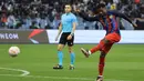 Dalam babak tambahan waktu Barcelona mampu unggul 2-1 lewat gol Ansu Fati pada menit ke-93. Gol dicetak lewat sepakan voli kaki kiri memanfaatkan bola yang dihalau tak sempurna bek Real Betis. (AFP/Giuseppe Cacace)