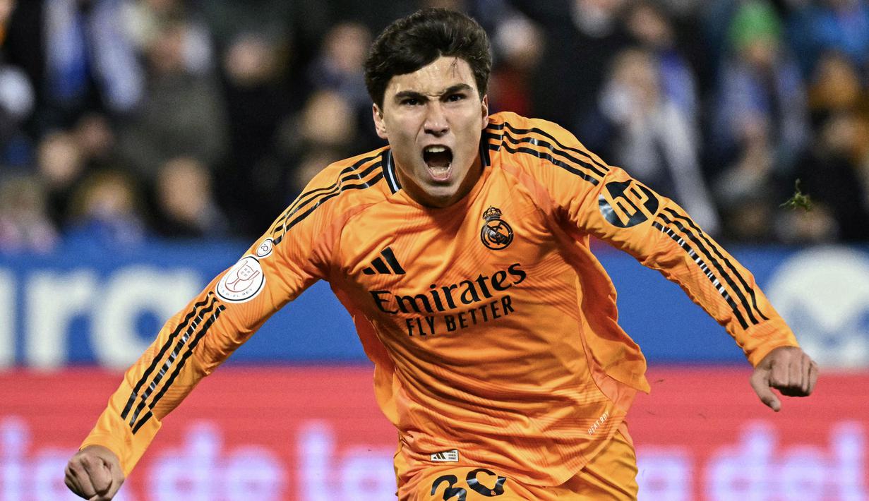 Pemain Real Madrid, Gonzalo Gracia melakukan selebrasi setelah mencetak gol kemenangan timnya atas Leganes dalam laga perempat final Copa del Rey di Butarque Municipal Stadium, Leganes, Spanyol, Kamis (06/02/2025) WIB. (AFP/Javier Soriano)