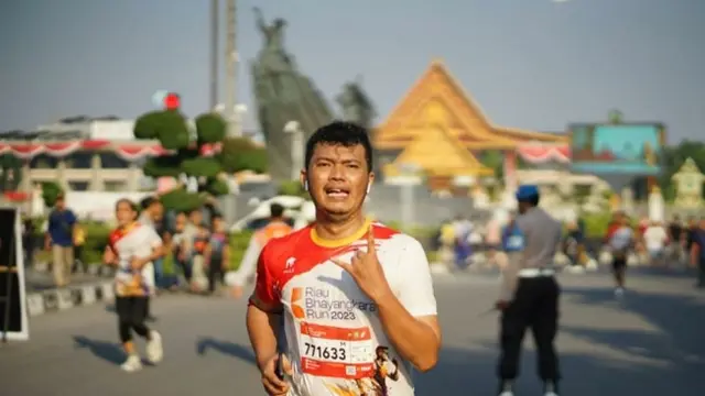 Salah seorang pelari berusaha keras mencapai garis finish pada Riau Bhayangkara Run di Pekanbaru.
