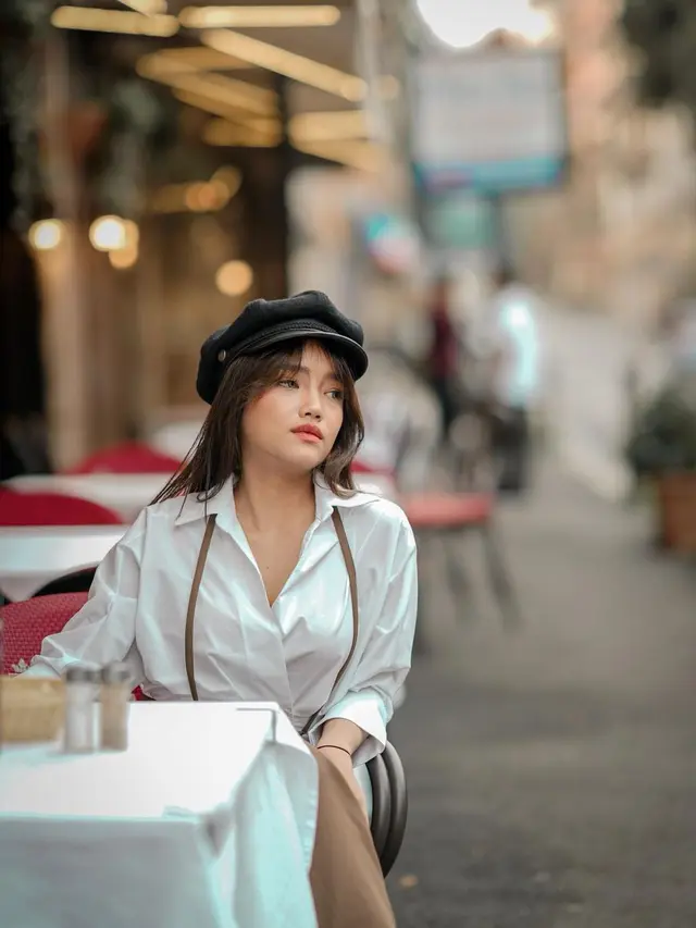 Gaya Slay Fuji Utami Ngopi di Italia Banjir Pujian, Sudah Seperti Warga Lokal