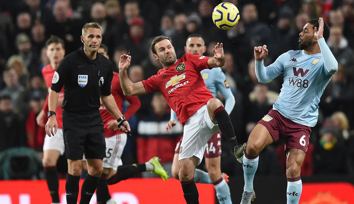 Gelandang Manchester United, Juan Mata, berebut bola dengan gelandang Aston Villa, Douglas Luiz, pada laga Premier League di Stadion Old Trafford, Manchester, Minggu (1/12). Kedua klub bermain imbang 2-2. (AFP/Oli Scarff)