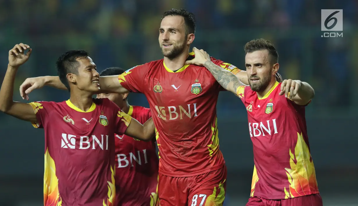 Gelandang Bhayangkara FC, Ilija Spasojevic (tengah) merayakan gol ke gawang Bali United pada lanjutan Liga 1 Indonesia di Stadion Patriot Candrabhaga, Bekasi, Jumat (29/9). Bhayangkara FC unggul 3-2. (Liputan6.com/Helmi Fithriansyah)