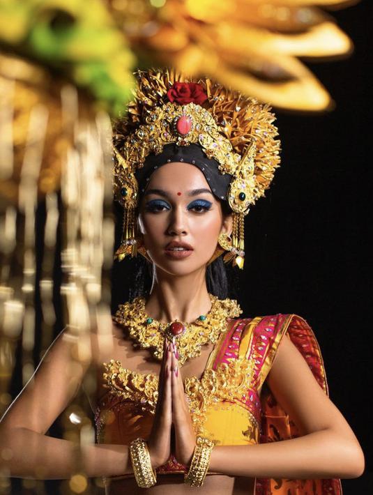 Sophia memakai kostum bertajuk Bali Sundarman - The Beauty Within Holy Blessing di Miss Grand International 2021.  (@thesophiarogan)