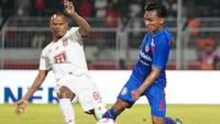 Gelandang Arema, Arkhan Fikri berduel dengan gelandang Malut United, Manahati Lestusen. (Bola.com/Iwan Setiawan)