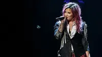 Demi Lovato Rekam Album Terbaru Saat Tur Neon Lights Tour 2014