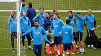 Gelandang Barcelona, Arda Turan (depan), mulai berlatih bersama skuat utama El Barca pada Selasa (5/1/2016). (AFP/Josep Lago)