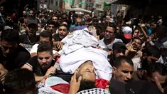 Pelayat membawa jasad paramedis Palestina Abdullah al-Qutati di Rafah, Jalur Gaza, Sabtu (11/8). Pemuda 21 tahun itu meninggal setelah ditembak tentara Israel. (AP Photo/Khalil Hamra)