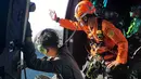 Sebelumnya, pesawat ATR 42-500 milik Indonesia Air Transport dilaporkan hilang kontak saat melakukan penerbangan dari Yogyakarta menuju Makassar, sekitar pukul 13.17 WITA, Sabtu (17/1/2026). Tampak dalam foto yang dirilis oleh Badan Nasional Pencarian dan Penyelamatan (BASARNAS) Indonesia pada Sabtu 17 Januari 2026, memperlihatkan tim penyelamat melihat dari helikopter selama operasi pencarian pesawat penumpang yang kehilangan kontak saat mendekati daerah pegunungan antara pulau Jawa dan Sulawesi di Indonesia. (BASARNAS via AP)