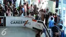 Pencari kerja bersiap mengikuti Indonesia Career Expo 2016 di SMESCO Exhibiton Hall, Jakarta, Jumat (8/1/2016). Terbatasnya kesempatan kerja diakibatkan ketidaksesuaian kebutuhan dengan ketersediaan tenaga. (Liputan6.com/Helmi Fithriansyah)