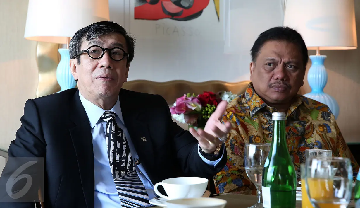 Menkumham Yasonna Laoly (kiri) dan Gubernur Sumatera Utara Olly Dondokambey jamuan pagi dengan Republik Seychelles di Hotel Mulia, Jakarta, Rabu (8/3). (Liputan6.com/Johan Tallo)