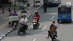 Aksi nekat pengendara motor saat melawan arah melintasi kawasan Matraman, Jakarta, Rabu (2/5). Perilaku tersebut membahayakan pengendara lain dan juga diri sendiri. (Liputan6.com/Herman Zakharia)