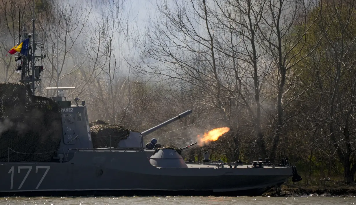 Angkatan Laut Rumania memimpin latihan militer multinasional di wilayah Laut Hitam yang melibatkan pasukan AS dan NATO, di tengah upaya aliansi 30 negara untuk meningkatkan keamanan di sisi tenggara di tengah perang Rusia di Ukraina. (AP Photo/Vadim Ghirda)