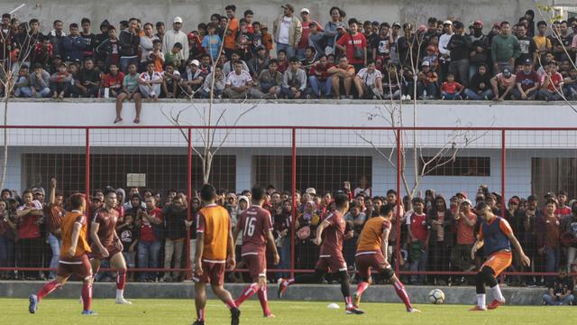 Suporter Persija Jakarta, The Jakmania, menonton latihan perdana Macan Kemayoran di Lapangan Aldiron. (Bola.com/M. Iqbal Ichsan)