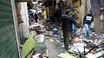 Petugas keamanan Irak memeriksa lokasi serangan bom yang terjadi di sebuah pasar di Baghdad, Irak (31/12). Pusat ledakan bom terjadi di dekat toko yang menjual suku cadang mobil di pasar al-Sinak. (Reuters/Ali al-Mashhadan )