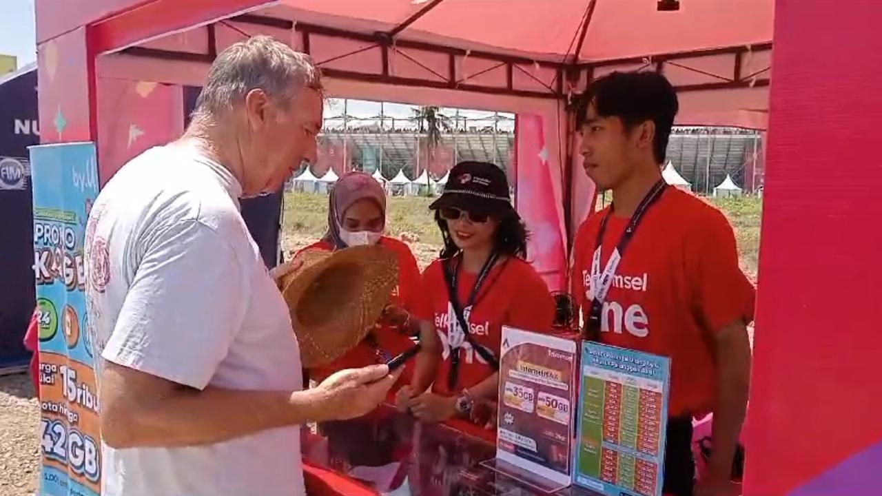 Seorang Penonton MotoGP membelikartu Telkomsel di Mandalika