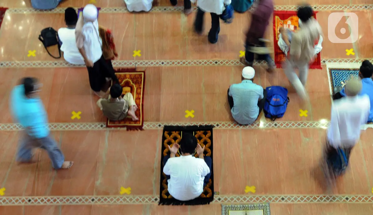 Umat muslim melaksanakan sholat Jumat pada minggu pertama bulan Ramadhan di Masjid Kubah Emas, Depok, Jawa Barat, Jumat (16/4/2021). Pelaksanaan sholat Jumat masih dilakukan secara terbatas dengan menerapkan protokol kesehatan untuk mencegah penyebaran COVID-19. (merdeka.com/Arie Basuki)
