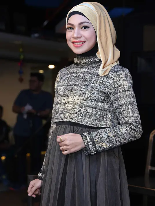 Ia juga tidak menyangka dipilih lantaran banyak penyanyi yang lebih senior untuk membawakan lagu Rabbana.(Nurwahyunan/Bintang.com)