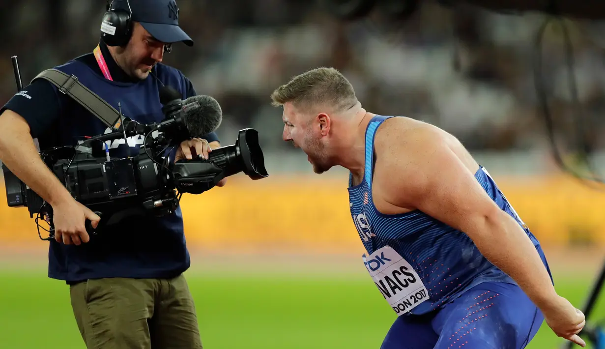 Joe Kovacs dari Amerika Serikat berteriak di depan sebuah kamera televisi saat Men's Shot Put final selama Kejuaraan Atletik Dunia di London, Inggris (6/8). (AP Photo / Tim Ireland)