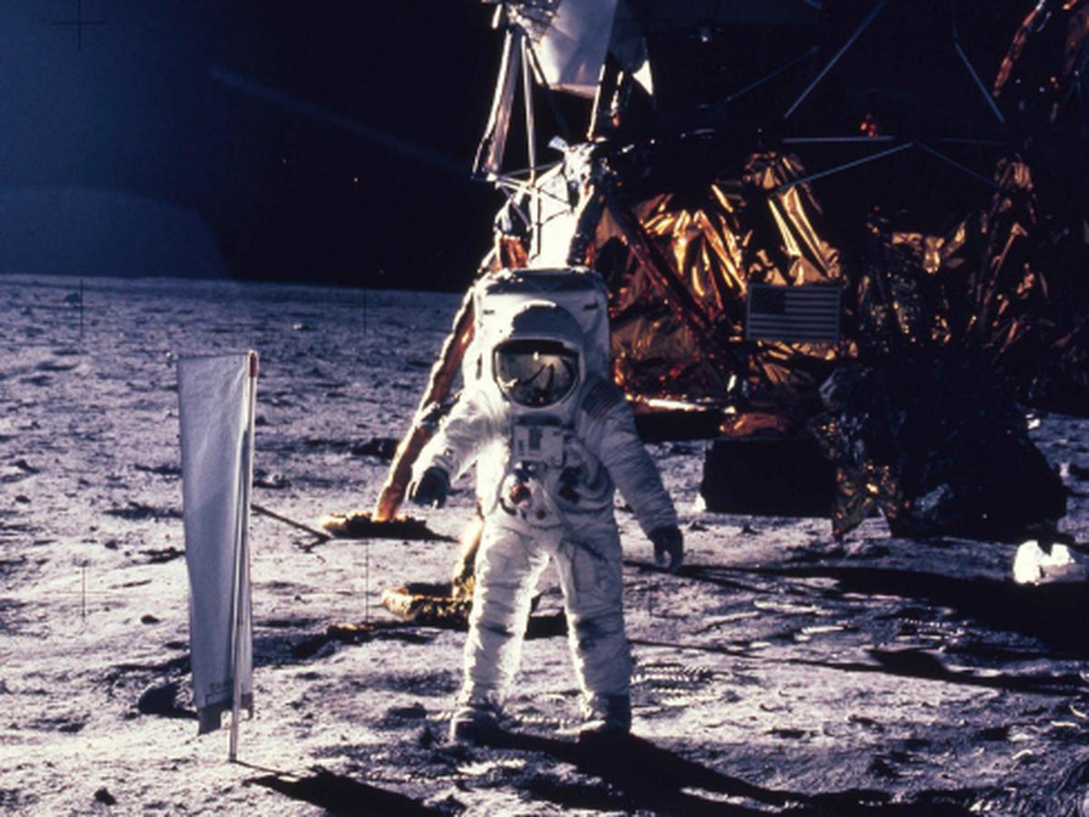 Siapa yang Abadikan Foto Neil Armstrong Saat Injakkan Kaki di ...