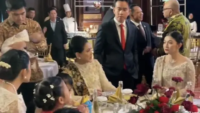 Potret Keluarga Jokowi Kondangan Bareng. [@jokowi]