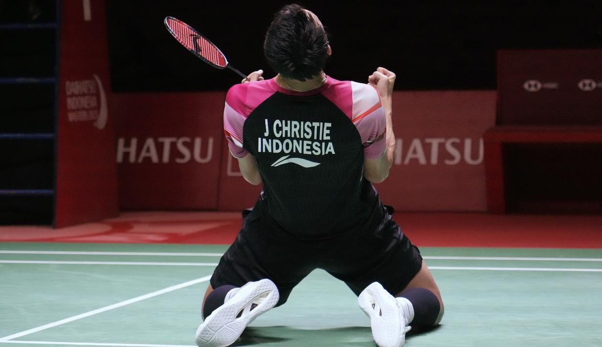 <p>Pebulu tangkis tunggal putra Indonesia Jonatan Christie bereaksi setelah mengalahkan Shi YU Qi dari China pada babak semifinal Indonesia Masters 2023 di Istora Senayan, Jakarta, Rabu (25/1/2023). Jojo, sapaannya, menundukkan pemain China Shi Yu Qi dengan skor 21-13, 15-21, 21-19. (AP Photo/Achmad Ibrahim)</p>