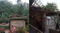 Rumah di Kampung Kalapa Dua, Desa Pete, Kecamatan Tigaraksa, Kabupaten Tangerang yang dihuni tiga kepala keluarga roboh. (Istimewa)