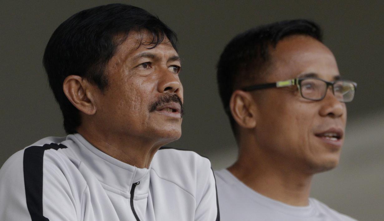 Pelatih Timnas Indonesia U-22, Indra Sjafri, mengamati pemainnya saat internal games di Stadion Madya, Jakarta, Sabtu (19/1). Latihan ini merupakan persiapan jelang Piala AFF U-22. (Bola.com/Yoppy Renato)
