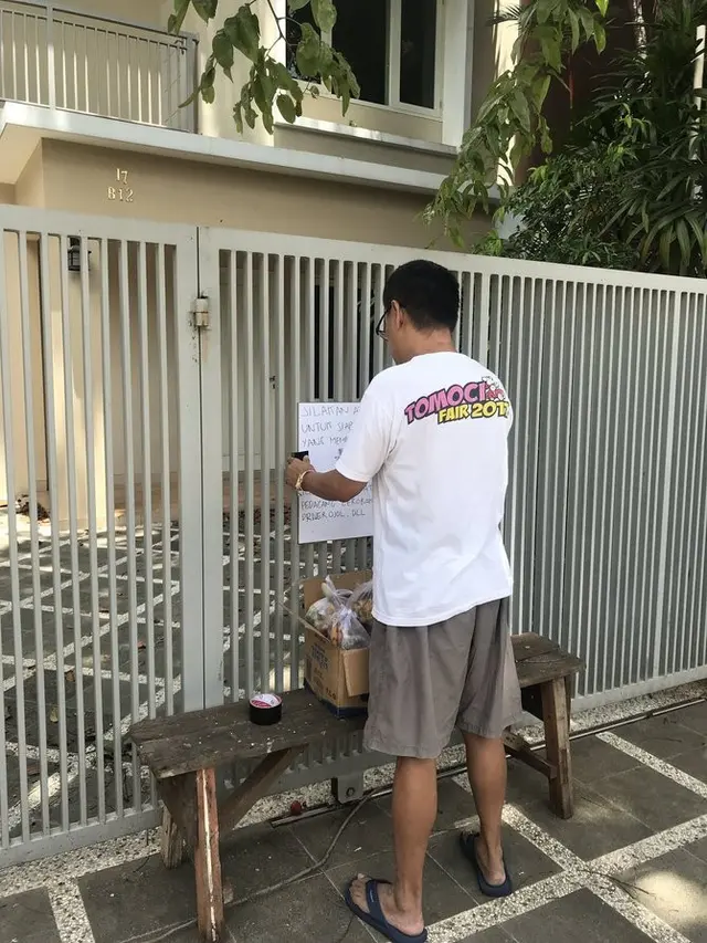 viral, keluarga sediakan makanan gratis di depan rumah