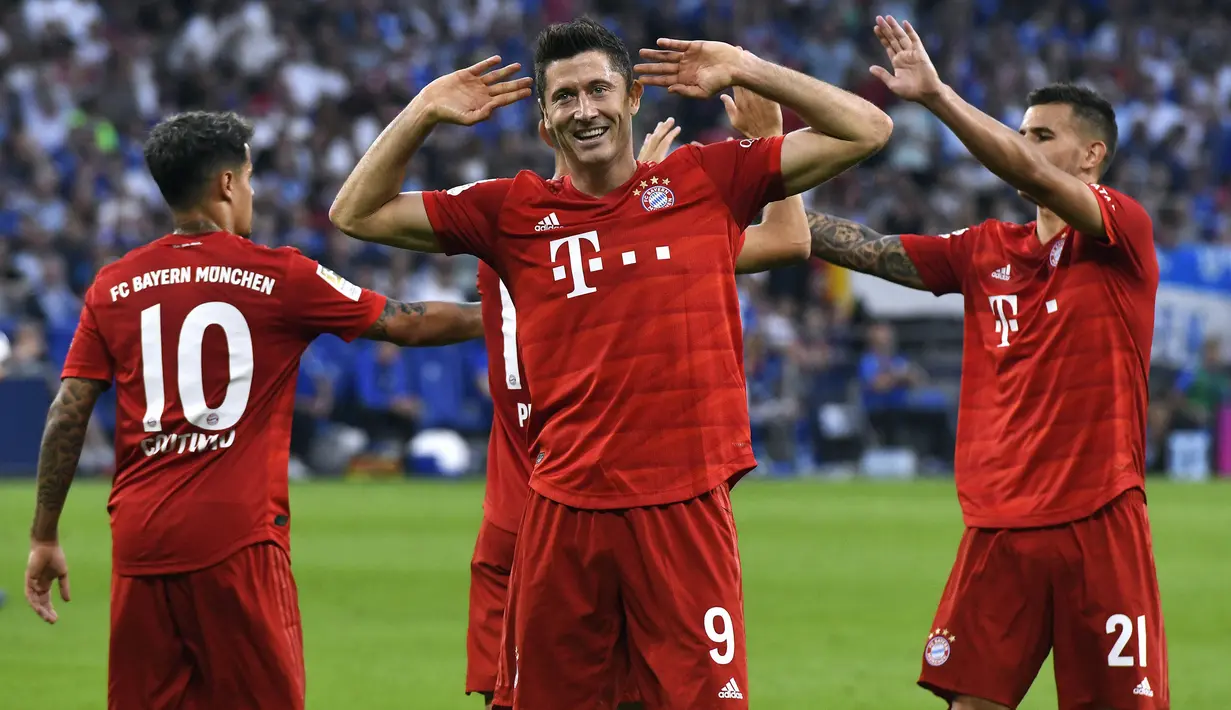 Striker Bayern Munchen, Robert Lewandowski, merayakan gol yang dicetaknya ke gawang Schalke pada laga Bundesliga di Veltins-Arena, Gelsenkirchen, Sabtu (24/8). Schalke kalah 0-3 dari Munchen. (AFP/Uwe Kraft)