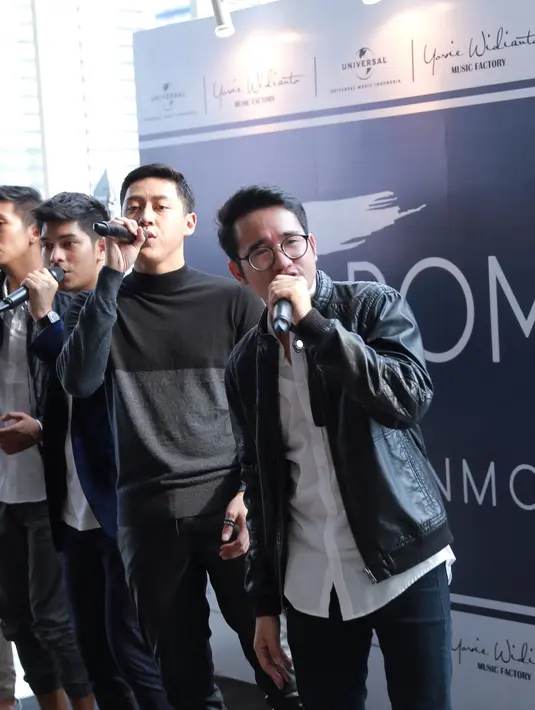 Album #BUKANMODUS berisi 12 lagu. Pasarnya untuk anak muda. Sebagian besar lagu itu ciptaan Yovie Widianto. (Galih W Satria/Bintang.com)