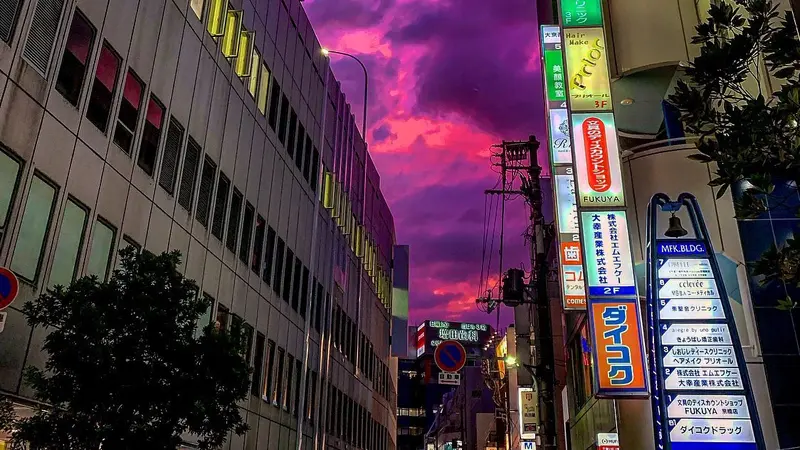 7 Potret Fenonema Langit Ungu di Jepang Ini Bikin Merinding