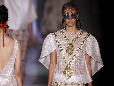 Model mengenakan busana koleksi Ronaldo Fraga saat Sao Paulo Fashion Week, Sao Paulo , Brasil , 25 April 2016. Sao Paulo Fashion Week  kali para model mengenakan busana yang Transparan.  (REUTERS / Paulo Whitaker)