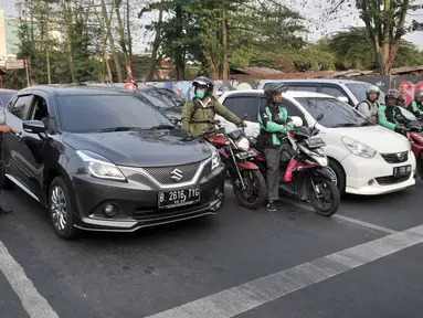 Petugas Dinas Perhubungan DKI Jakarta melakukan sosialisasi uji coba perluasan sistem ganjil genap kepada pengendara di kawasan Pramuka, Jakarta, Senin (12/8/2019). Dinas Perhubungan DKI Jakarta melakukan uji coba perluasan sistem ganjil genap di 16 rute baru. (merdeka.com/Iqbal Nugroho)